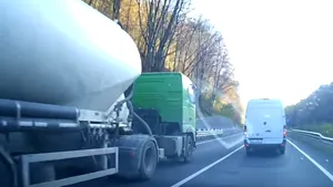 „Comportament criminal”. Cum a fost filmat şoferul unei autocisterne în Hunedoara - VIDEO