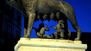 Tânăr ce poza gol lângă statuia Lupoaicei pretinzând că lucrează la un proiect universitar, amendat