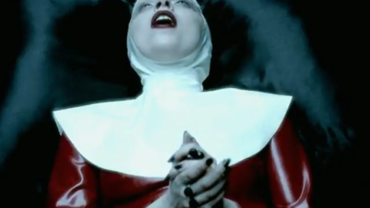 Lady Gaga şochează din nou: homosexualitate, blasfemie, bondage în noul videoclip - VIDEO