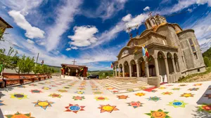 Slujbe în aer liber. Ideea inedită a unei biserici din Cluj. Stai pe „floare” şi respecţi măsurile în vigoare