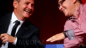 COMENTARIU: Ponta şi Dragnea şi-au făcut declaraţii de dragoste într-o sală de sport, la Teleorman