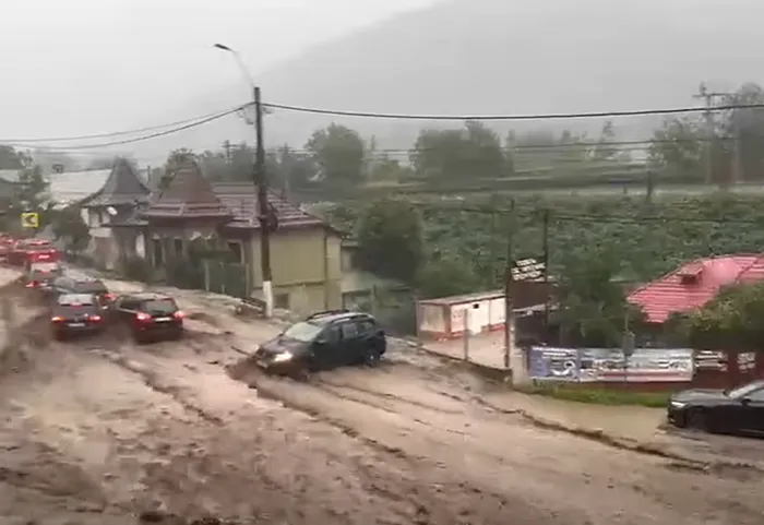 VIDEO Viitură puternică la Bușteni. Mașini luate de ape după o rupere de nori / Raed Arafat explică cum trebuie să acționăm în situațiile de urgență