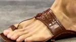 Când diavolul nu se mai îmbracă de la Prada: Brandul, acuzat că copiază un design de sandale care, într-un sătuc indian, se realizează manual încă din secolul al XII-lea