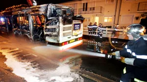 Un autobuz cu 40 de pasageri, incendiat în Franţa