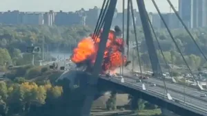 Podul din nordul Kievului a fost atacat pentru a doua oară în acest weekend