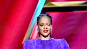 Rihanna, la 15 ani de la lansarea primului single. Vedeta este cea mai bogată cântăreaţă din Marea Britanie
