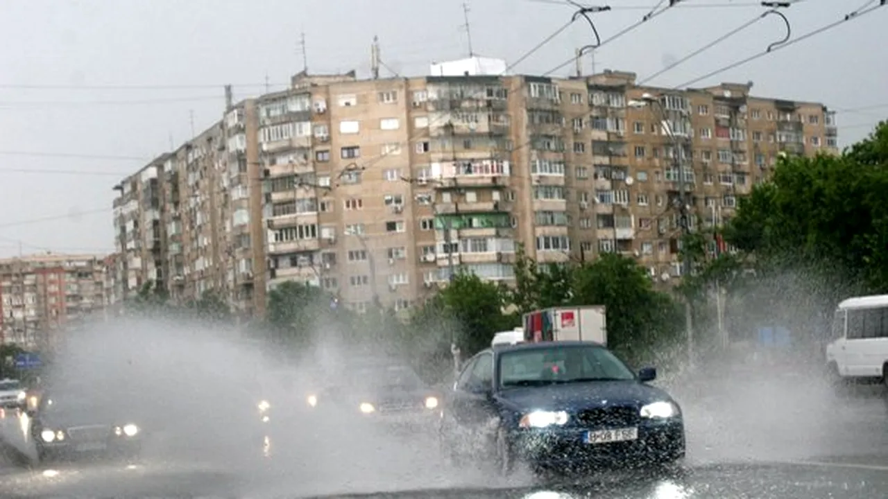 PROGNOZA METEO: Ploi şi descărcări electrice în toată ţara. Cum va fi vremea luni şi marţi