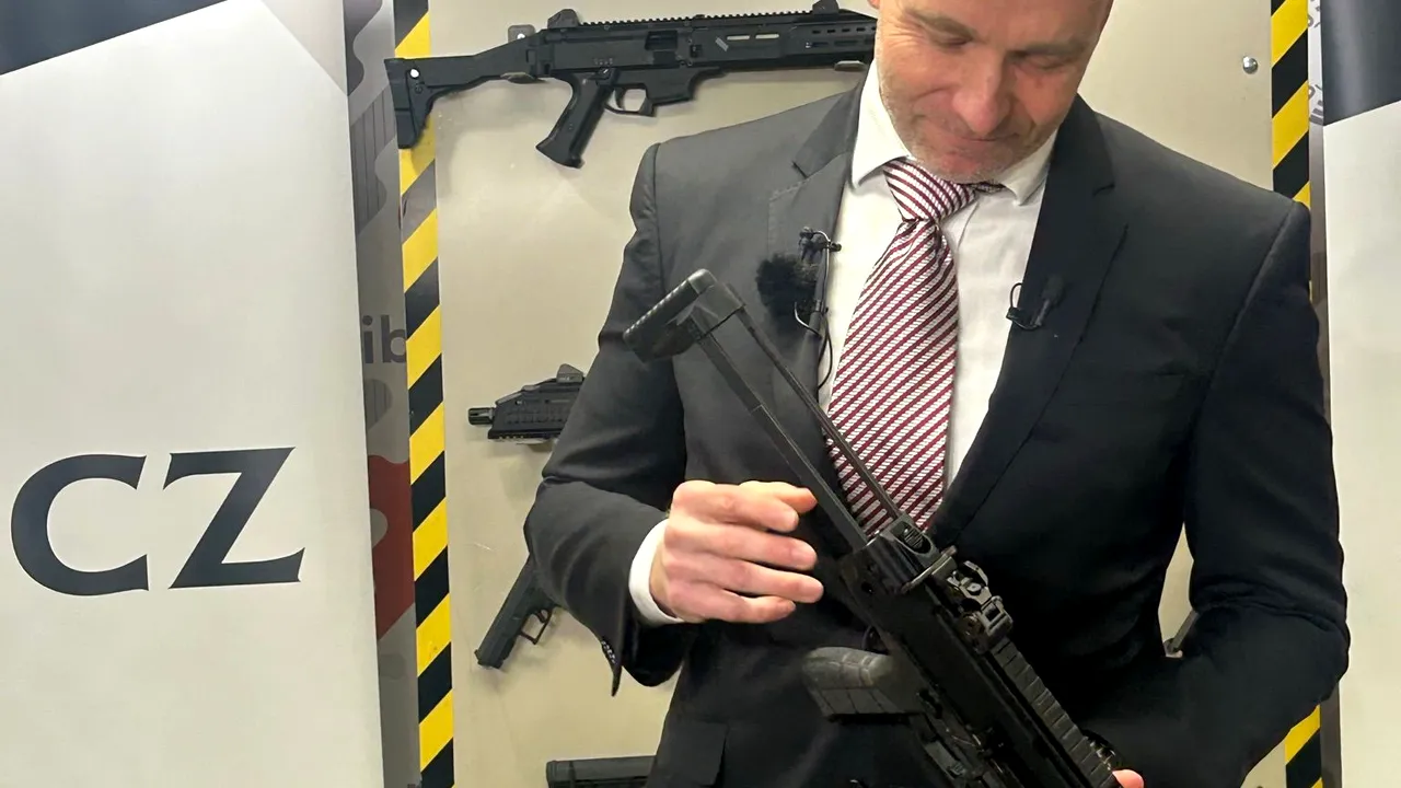 Cooperare între compania cehă CZ şi compania românească Transcarpat Sportours International. Puşca de asalt CZ Bren 2, prima la standarde NATO asamblată complet în România. Compania cehă este dispusă să facă transfer de tehnologie