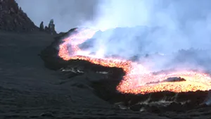 Erupţie însoţită de scurgeri de lavă a vulcanului Etna