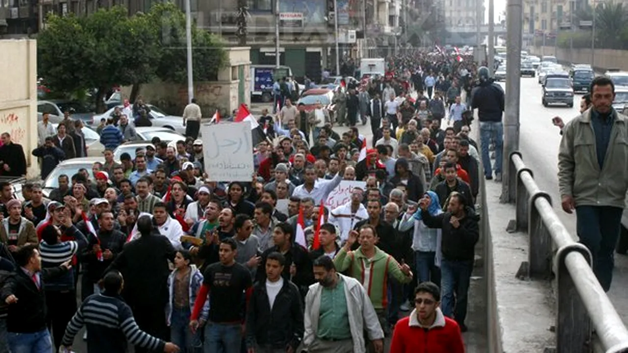 Mii de persoane au manifestat în Piaţa Tahrir din Cairo, împotriva puterii militare