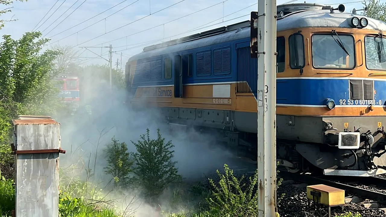O locomotivă a luat foc în Gara Crivina, din Prahova