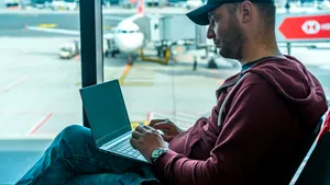 Te conectezi din cafenele sau aeroporturi? Reguli de securitate pentru munca remote