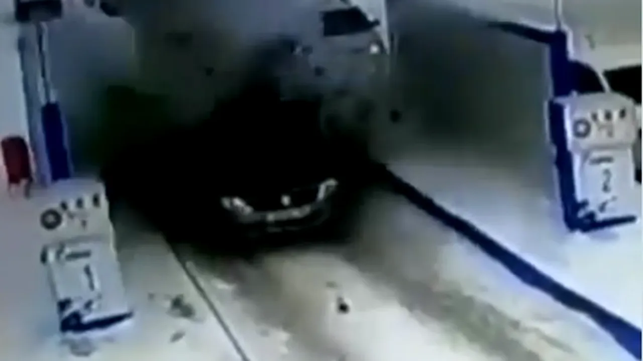 Un Logan explodează într-o benzinărie din Rusia: nimeni nu a fost rănit, dar nu a mai rămas nimic din maşină. Prima ipoteză a anchetatorilor | VIDEO