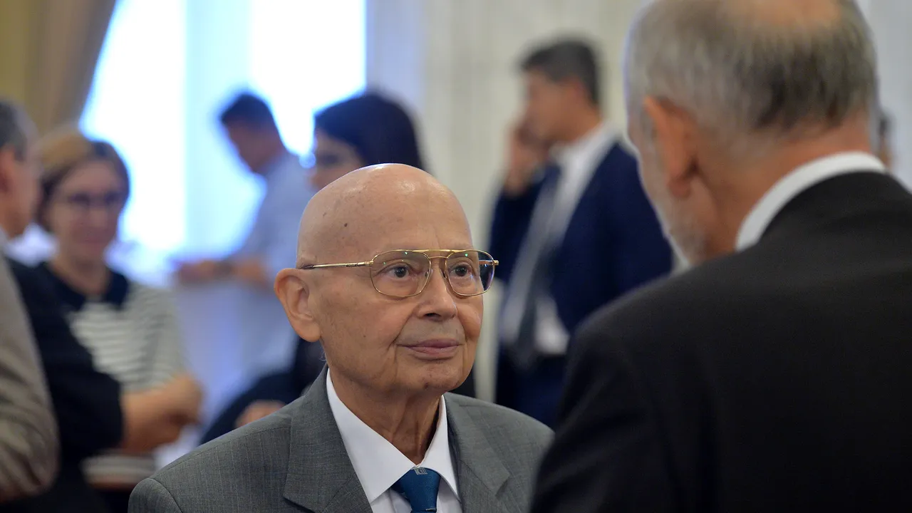 Trupul neînsufleţit al preşedintelui Academiei Române, Ionel-Valentin Vlad, va fi depus marţi la sediul instituţiei