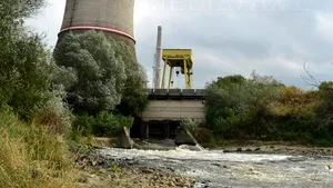 Douăzeci de angajaţi ai Complexului Energetic Oltenia au protestat în faţa Termocentralei Rovinari