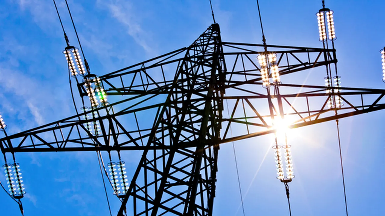 PREŢUL energiei electrice: Tarifele reglementate scad cu 5,1%, iar cele concurenţiale cresc cu 8,5. Cele două măsuri ar putea conduce la o majorare cu până la 8% a energiei facturate