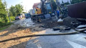 Subsolul unei case din Sibiu, inundat după ce o conductă stradală s-a spart