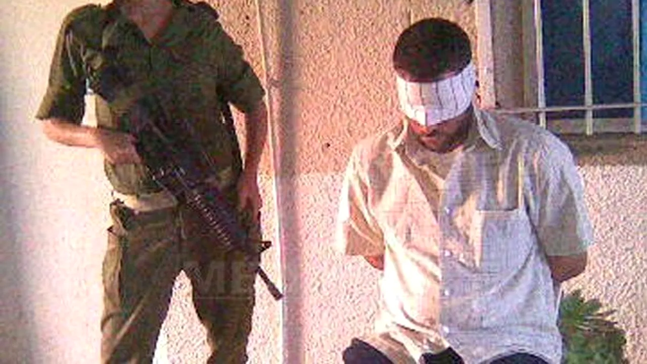 Noi fotografii şocante cu militari israelieni pozând alături de deţinuţi palestinieni legaţi