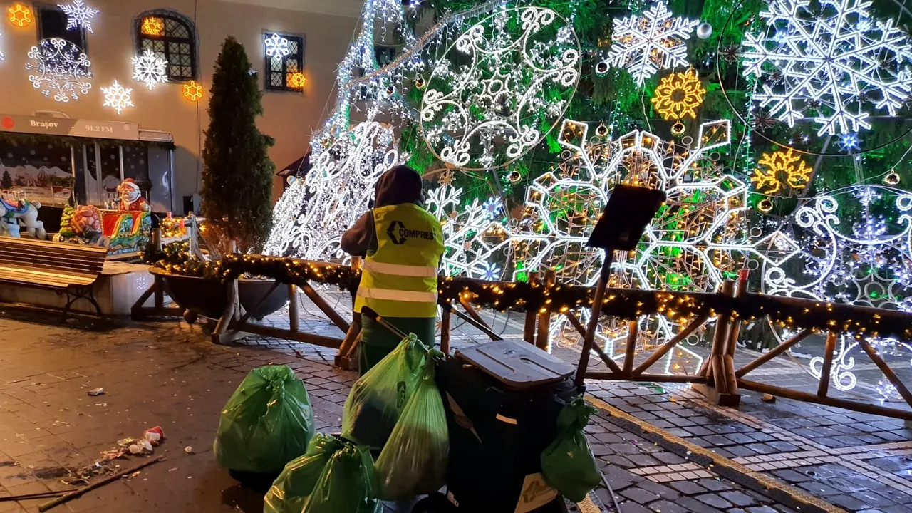 Mormane de gunoaie lăsate în urmă după petrecerea de Revelion din centrul Braşovului