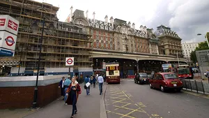 Gara Victoria din Londra, evacuată în urma unui incendiu la un tren