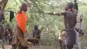 IMAGINI IMPRESIONANTE din Etiopia: Femei dintr-un trib, bătute cu bâte şi spini pentru a-şi demonstra rezistenţa - FOTO, VIDEO
