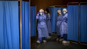 România se apropie de limită în spitale. Arafat, în ziua cu record de cazuri grave COVID: În prezent sunt 1.408 paturi de ATI