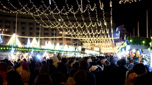 Restricţii de trafic în centrul Capitalei din cauza târgului de Crăciun din Piaţa Constituţiei. Ce RUTE OCOLITOARE sunt recomandate