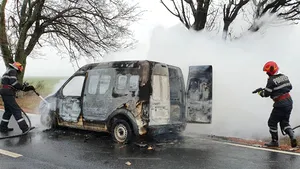 Maşină în flăcări pe o şosea din Tulcea. Cum s-au salvat pasagerii. FOTO