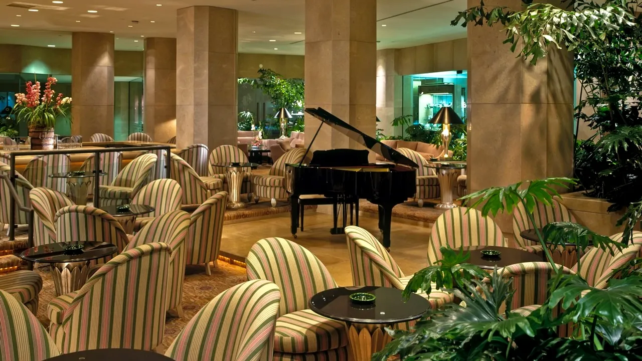 Noapte „memorabilă” pentru un bărbat cazat la un hotel de lux: A nimerit în mijlocul unei petreceri pentru swingeri - VIDEO