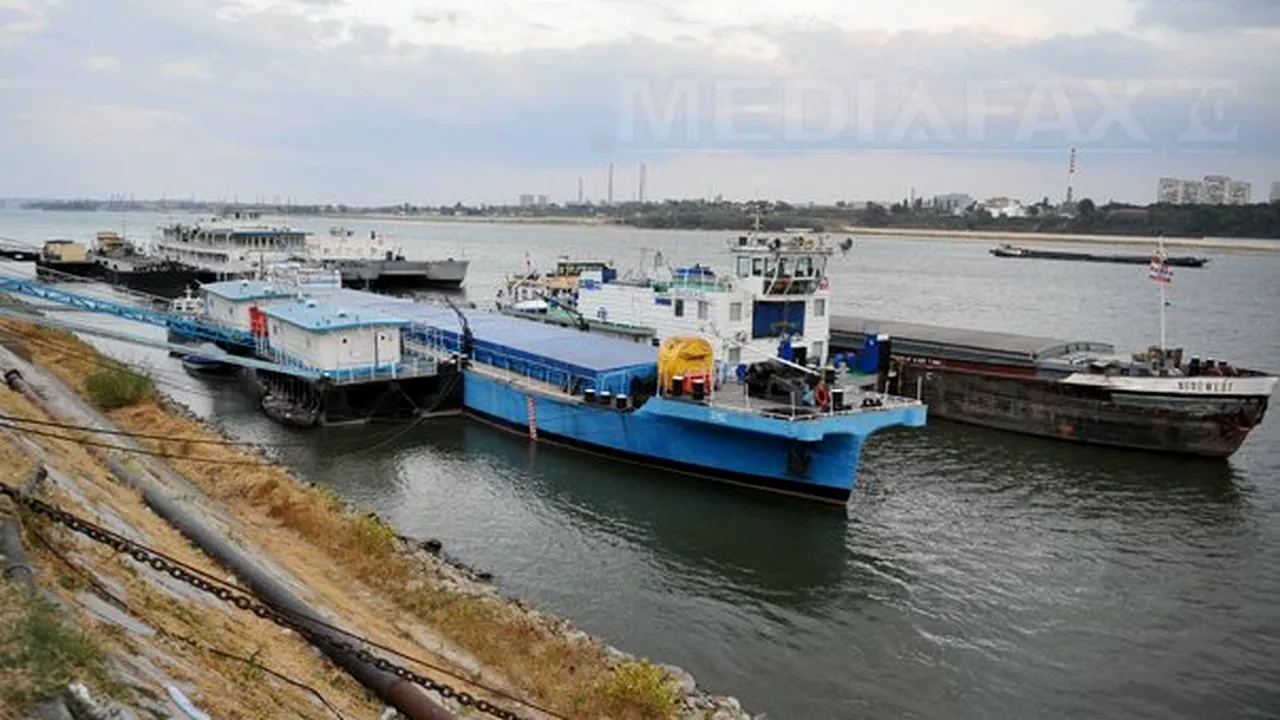 Şaizeci şi şase de nave, staţionate în zona Zimnicea din cauza nivelului scăzut al Dunării