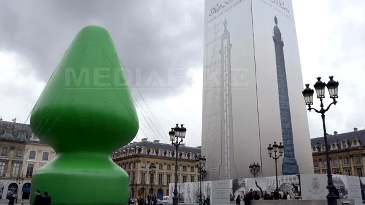 Scaldal şi glume la Paris, după ce o sculptură în formă de jucărie erotică a fost expusă în oraş - FOTO