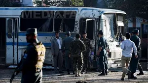 Două atentate sinucigaşe au fost comise de talibani împotriva unor autobuze ale armatei afgane