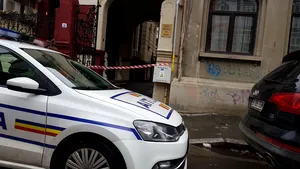 Şaşe agenţi, blocaţi în liftul din incinta Poliţiei Capitalei. Cabina a căzut în gol