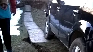 Mai multe persoane, evacuate după o alunecare de teren în Prahova. Pământul s-a surpat pe o suprafaţă de aproape 2 kmp. 