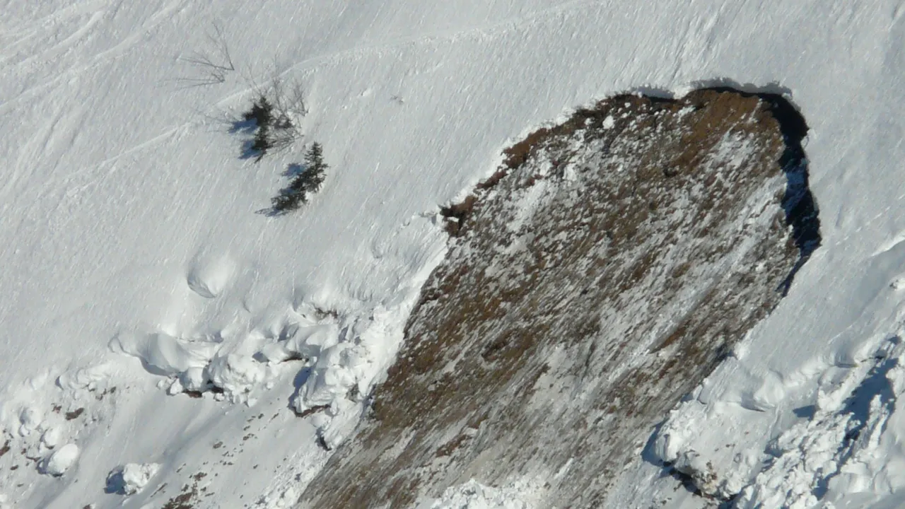 Un defileu a fost închis după producerea unor avalanşe mici