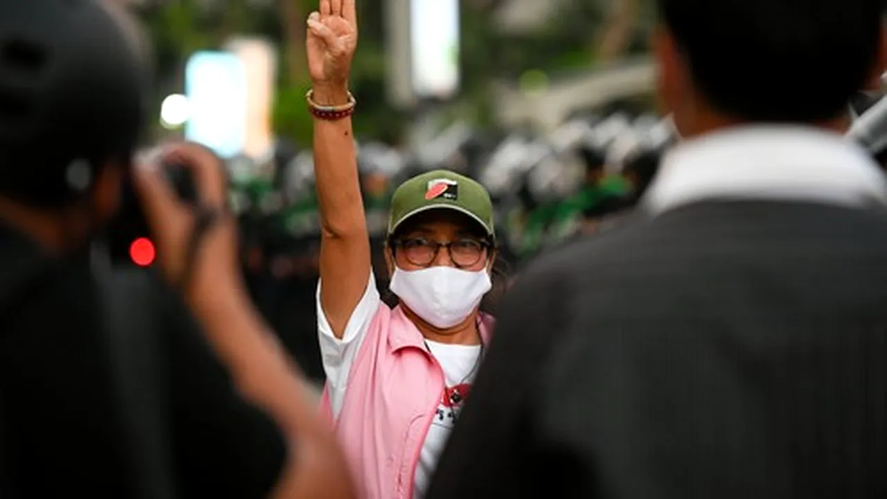 43 de ani de închisoare: Pedeapsa primită de o femeie care a insultat monarhia din Thailanda