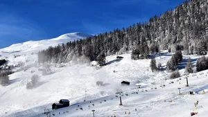 Risc mare de producere a avalanşelor în Munţii Făgăraş: Aproape 3 metri de zăpadă acumulaţi la Bâlea Lac