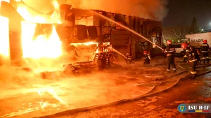 Incendiul din Capitală. Focul de la hala din Fundeni a fost stins vineri dimineaţă. Anunţul făcut de ISU