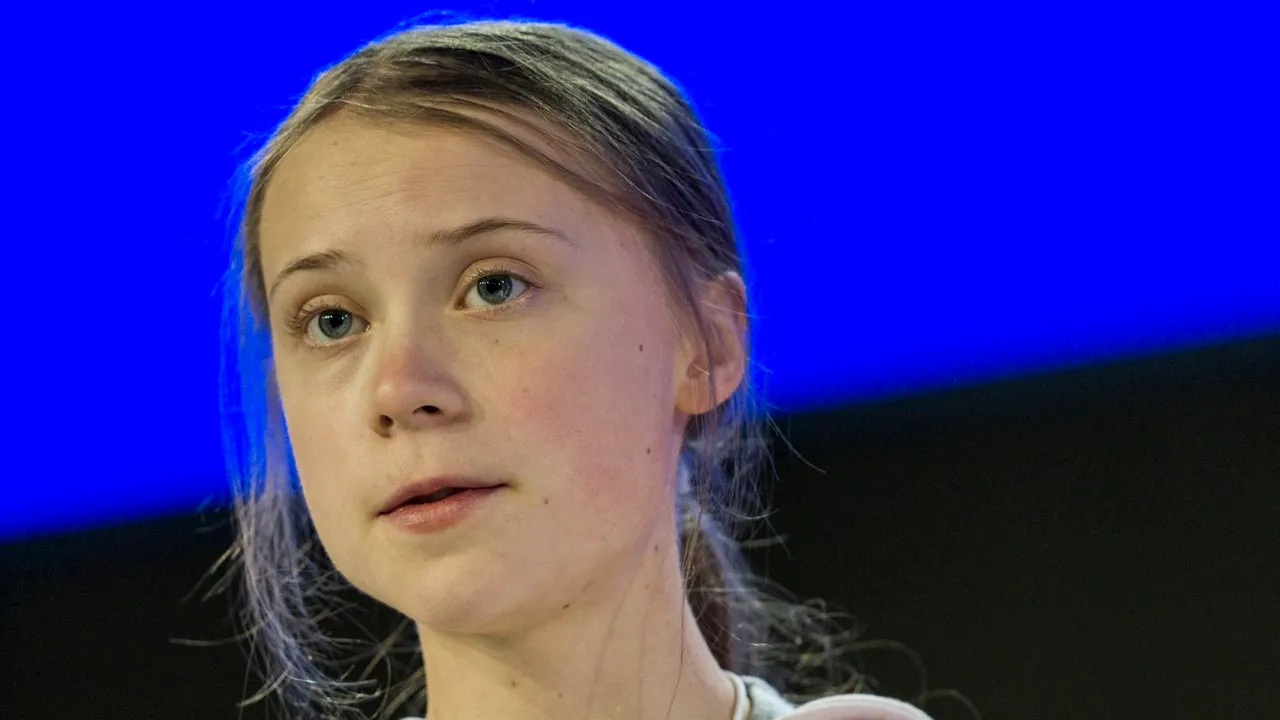 Alte necazuri pentru Greta Thunberg: amendată pentru că a sfidat ordinele poliţiei