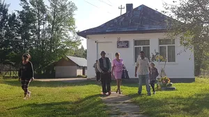 Sute de şcoli sunt desfiinţate sau comasate în ţară. Elevii sunt puşi pe drum să ajungă în sala de clasă