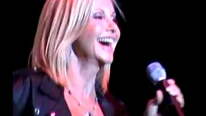 Olivia Newton-John a cântat în duet cu unul dintre minerii salvaţi din Chile - VIDEO