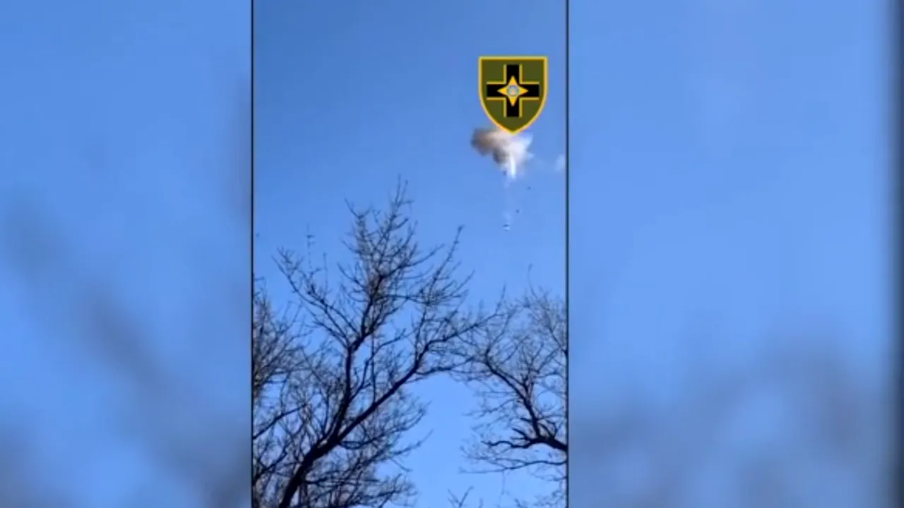 Drona kamikaze zboară deasupra poziţiei ucrainene: soldaţii de la Kiev au doborât-o cu arme semi-automate

