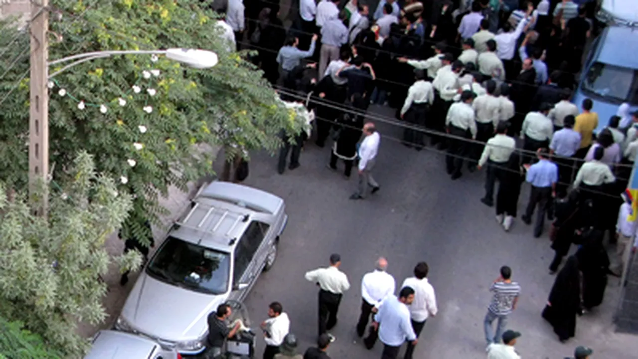 Circa 3.000 de susţinători ai lui Mir Hossein Moussavi, dispresaţi de poliţie la Teheran