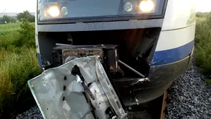 Accident GRAV în Mureş: Un mort şi trei răniţi, după ce un tren a lovit o maşină