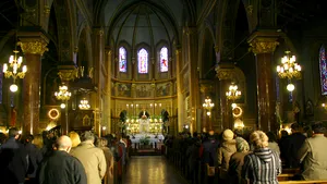 Persoanele care merg la biserică beau şi fumează mai puţin