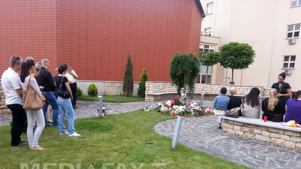 Peste 100 de studenţi de la UMF Cluj şi-au comemorat colegii morţi în accidentul aviatic din Ucraina - FOTO