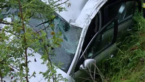O mașină a căzut într-un canal din Târgu Neamț. Persoanele din vehicul au fost transportate la spital