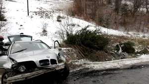 Accident în Hunedoara. Un şofer beat a intrat maşina într-un copac, iar trei tineri au fost răniţi 