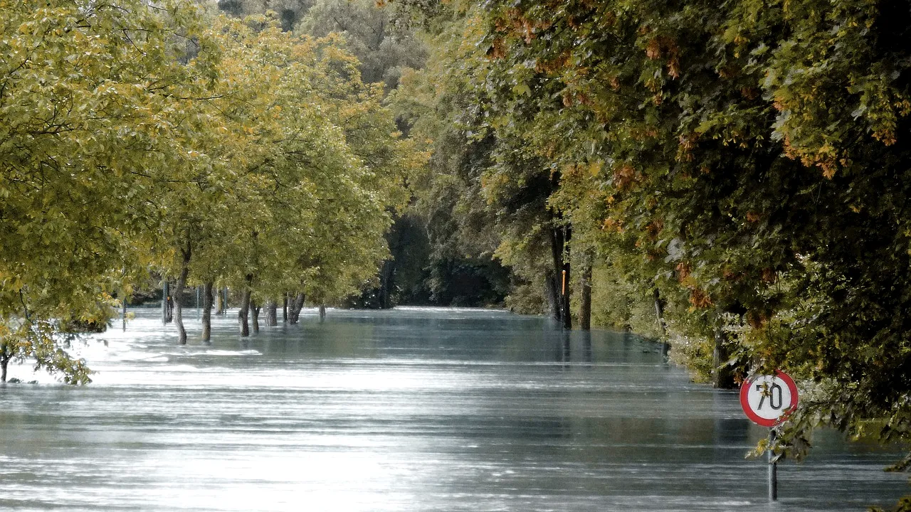 Cod portocaliu de inundaţii în apropierea litoralului şi în nordul ţării