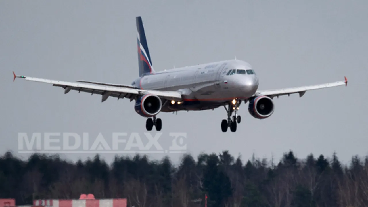 ATERIZARE DE URGENŢĂ în SUA: Un avion de pasageri a suferit avarii grave din cauza unei furtuni cu grindină - FOTO